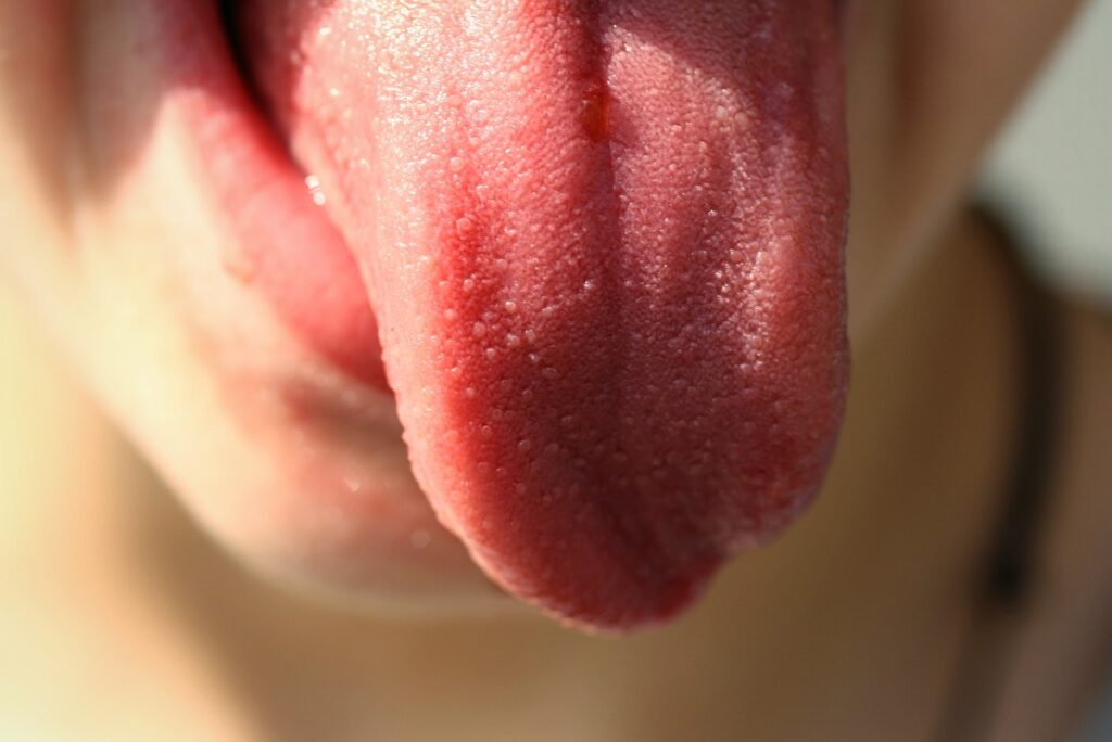 Reine Zunge, frischer Atem: Ein ultimativer Leitfaden zur effektiven Zungenreinigung auf zahnpasta-tests.de
